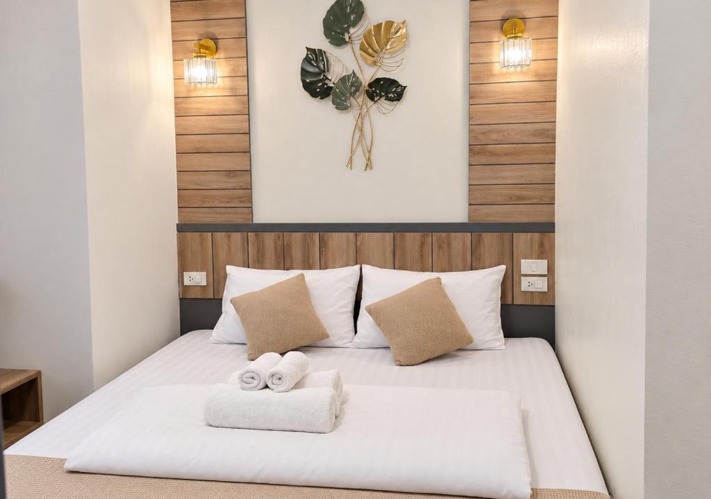 Pom Prap Sattru Phai Hostel | Victory Place