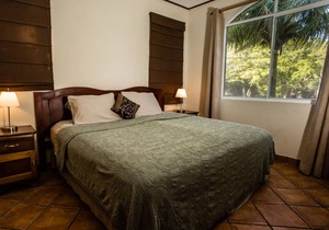 Villas Iguana A-13: Beachfront Condo in Tola