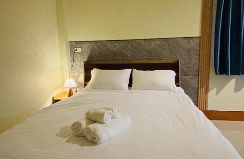 Si Sunthon Hostel | ท่าเรือห้องพัก Tha Ruea hongpak
