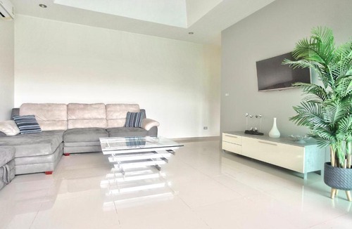 Huai Yai Villa | บ้านพักพูลวิลล่าพัทยา-ห้วยใหญ่ 3B Luxury