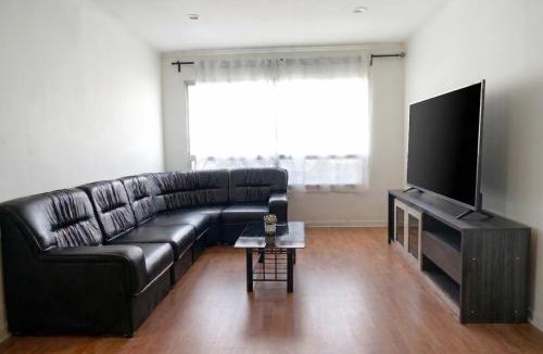 Ramkhamhaeng Apartment | 2-Bedroom Apartment Near The Mall Bangkapi-With Pool and Gym - Fully Equipped Kitchen