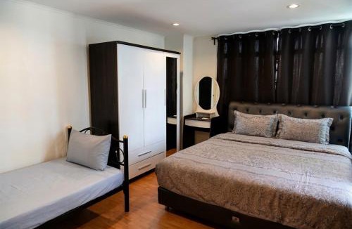 Ramkhamhaeng Apartment | 2-Bedroom Apartment Near The Mall Bangkapi-With Pool and Gym - Fully Equipped Kitchen