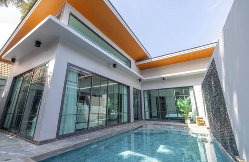 Ban Saiyuan House | 2-bedroom house in tranquil Tambon Rawai with AC comfort