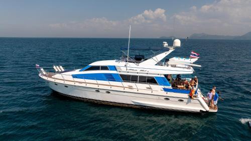 Na Chom Thian Boat Rental | 24-hour island hopping cruise on a yacht