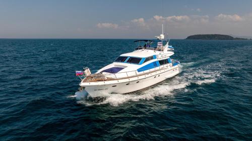 Na Chom Thian Boat Rental | 24-hour island hopping cruise on a yacht