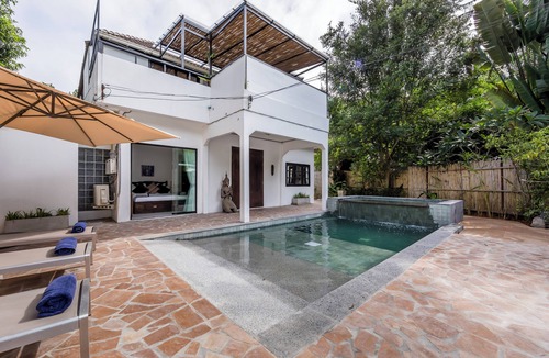 Koh Tao House | 3 Bedroom Stunning Two-story Private Pool Villa . Walk to the beach!