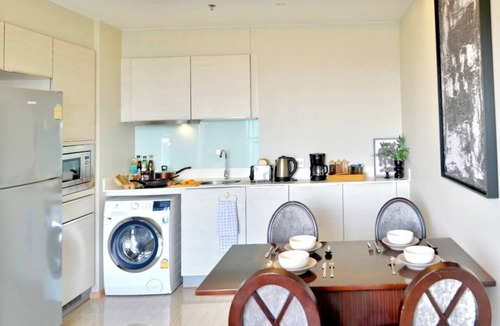 Thonglor Condo | 5 min Metro| KingBed | Kitchen full | Netflix WiFi