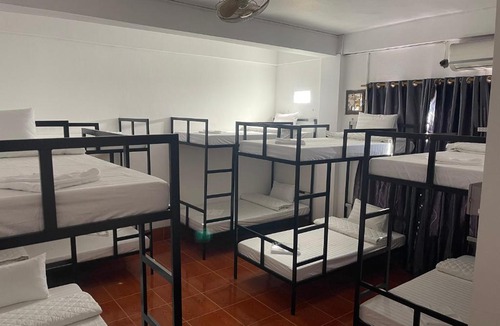 Vang Vieng Hostel | Amigos Rooftop Mountain View Hostel