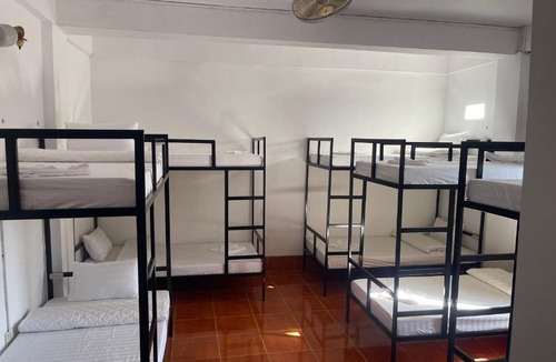 Vang Vieng Hostel | Amigos Rooftop Mountain View Hostel