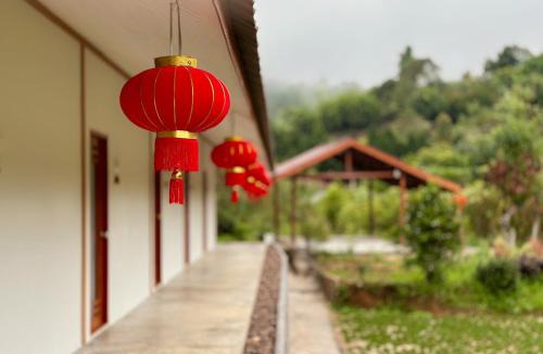 Mok Cham Pae Resort | Baan Daeng Resort บ้านรักไทย