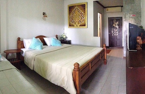 Bophut Hills Hotel | Baan Sala Lung Dam Hotel