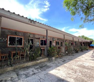 Koh Lan Resort | Baanmaneerat บ้านมณีรัตน์ เกาะล้าน