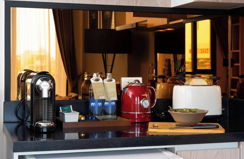 Khlong Tan Nuea Apartment | Balcony, Full Kitchen · Pool, Gym, Wi-Fi