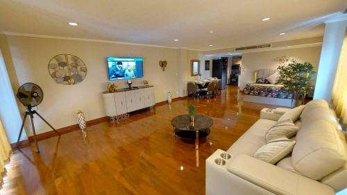 Cha-am Apartment | Beachfront Apartment with Balcony, Sea View & Pool View - Cha Am - Hua Hin