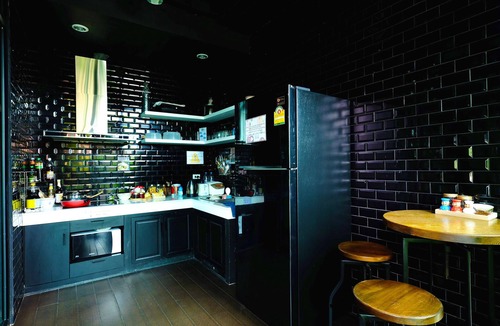 Lak Si Hotel | Bed in 8-bed Female Dorm En-suite Bathroom With a Shared Social Area