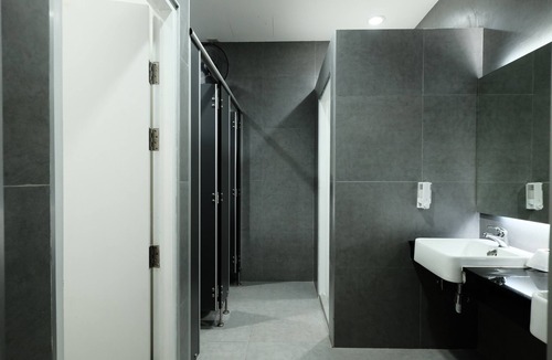 Lak Si Hotel | Bed in 8-bed Female Dorm En-suite Bathroom With a Shared Social Area