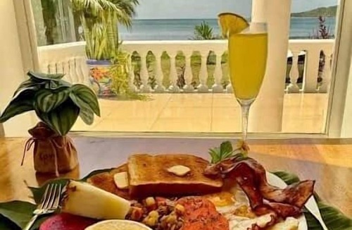 Corn Island Hotel | Brand-New Oceanfront Queen Room