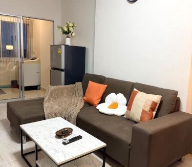 Bang Na Apartment | Breezy 1BR Near BTS Udomsuk