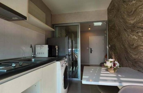 Sukhumvit Apartment | Bright 1-bedroom condo for up to 2 guests at Aspire Sukhumvit 48. Includes a separate bedroom, living area, kitchen, washing machine, balcony, city view, and access to pool, gym, lobby and shared building facilities.