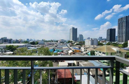 Sukhumvit Apartment | Bright 1-bedroom condo for up to 2 guests at Aspire Sukhumvit 48. Includes a separate bedroom, living area, kitchen, washing machine, balcony, city view, and access to pool, gym, lobby and shared building facilities.