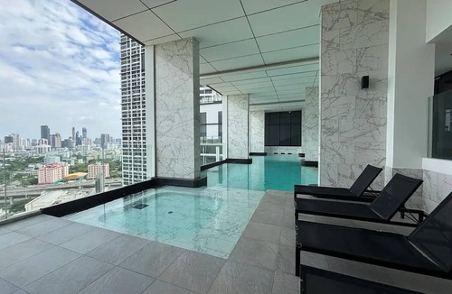 Huai Khwang Apartment | Bright studio condo for up to 2 guests at Supalai Veranda Rama 9. Located on the 15th floor with pool view, fully furnished interiors, kitchen, dining area, washer, Smart TV and access to pool, gym and shared building amenities.
