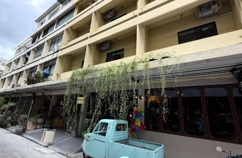 Si Yaek Maha Nak House | Brown H
