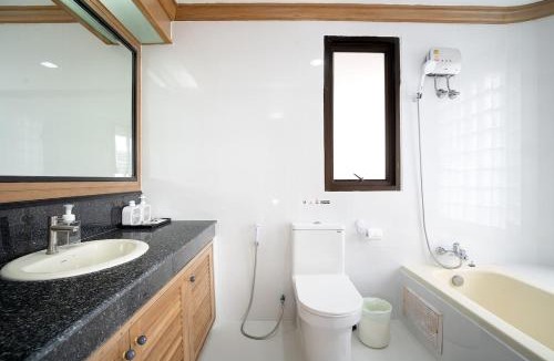 Ploenchit Apartment | Chic King Bed Apt w Bathtub, BTS Central BKK BTB9
