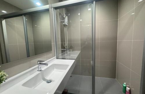 Rama 9 Apartment | City Lights Retreat