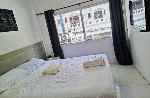 Kata Bed & Breakfast | Cozy 1-bedroom bed & breakfast in Kata with AC. 8 minutes walk to the beach.