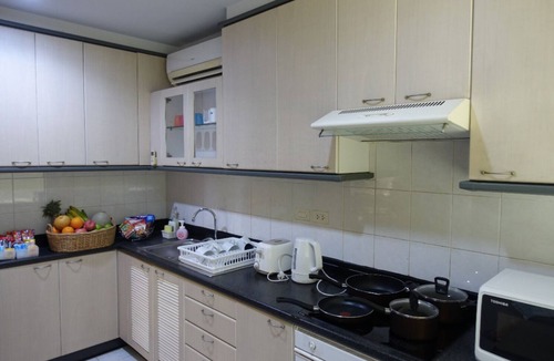 Thung Maha Mek House | Cozy and Spacious 6BR House Central Bangkok