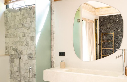 Khua Mung House | Cozy Detached Room, Pool and Garden Access