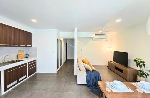 Bang Chak House | Cozy Local Home with Garden near True Digital Park