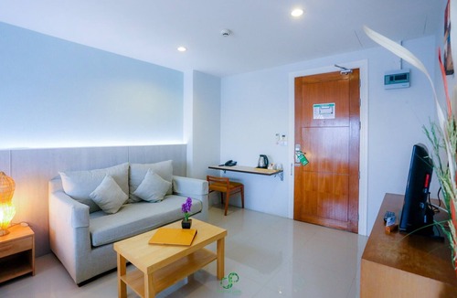 Noen Phra Hotel | Crystal Jade Hotel