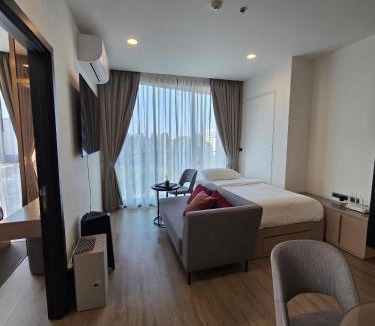Pattaya Bay Apartment | Edge Central Pattaya 2BR Balcony Garden View Infinity Pool & Central Location