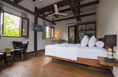 Sangkat Sla Kram Bed & Breakfast | Enkosa 4-Bedroom Wooden Luxury House