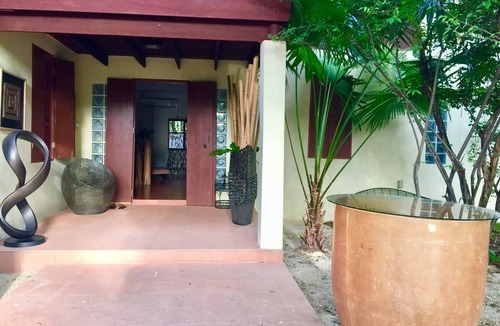 Bangkok Central Business District Villa | Experience Thai Living in a Homey City Villa Ideal for Families & Groups