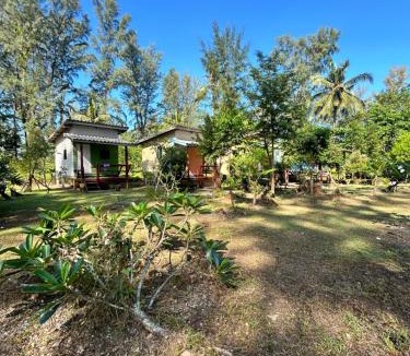 Ko Lanta Hotel | Hippy Trail Beach Village Bungalows