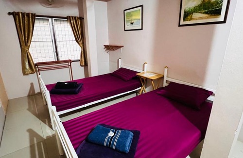 Wat Bowon Niwet House | Honey Place Guesthouse