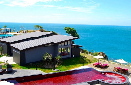 Ko Lanta Hotel | Houben is a private boutique with sea-view rooms graciously perched on a cliff.