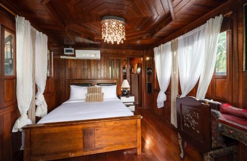 Huai Yai Villa | Huge Pool Villa with Private Lake