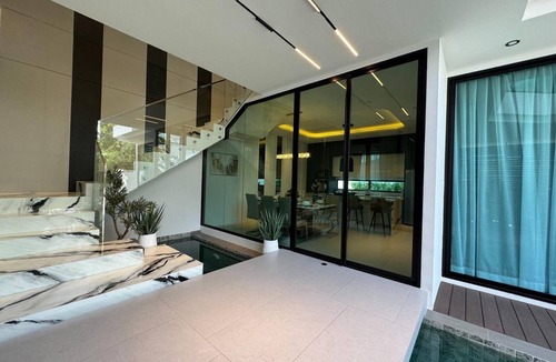South Pattaya Villa | Indiluxe 5 bedroom luxury villa 5 minutes to walking street and nightlife