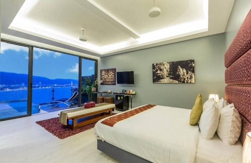 Patong Resort | Indochine Sky Suites with Balcony (010)