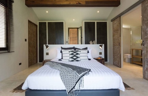 Chaweng City Center Villa | Koh Koon-Provence Meets Samui - 6BR + 2 Kids room
