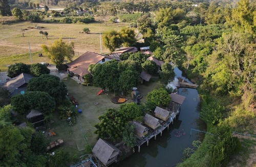 Ban Pong Bed & Breakfast | Lion Cafe Resort