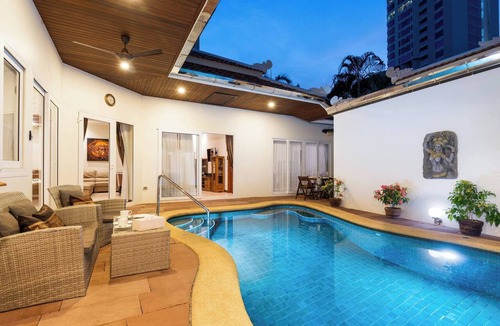 Jomtien Villa | Luxury 4BR Pool Villa Pratamnak Soi5 - 50m to Beach