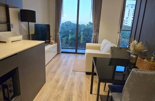 Pratumnak Hill Apartment | Luxury Stay - Great Location & Sea View Room