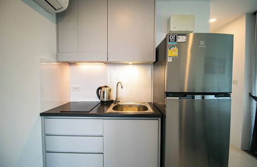 Kram Condo | Mini Studio Queen bed w/armchair, Lake view, Kitchen, AC and Wi-Fi