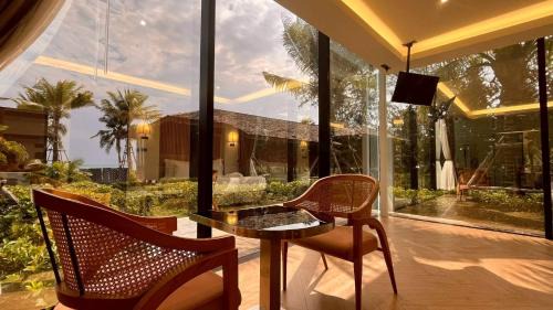 Chakphong Hotel | Mirror Mirror Hotel Cafe & Restaurant