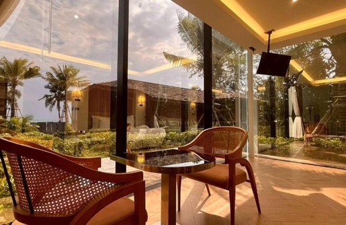 Chakphong Hotel | Mirror Mirror Hotel Cafe & Restaurant