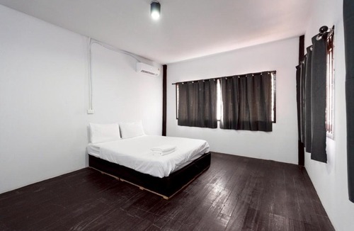 Wat Bowon Niwet Apartment | Mitr Inn Khaosan - มิตร อินน์ ตรอกข้าวสาร